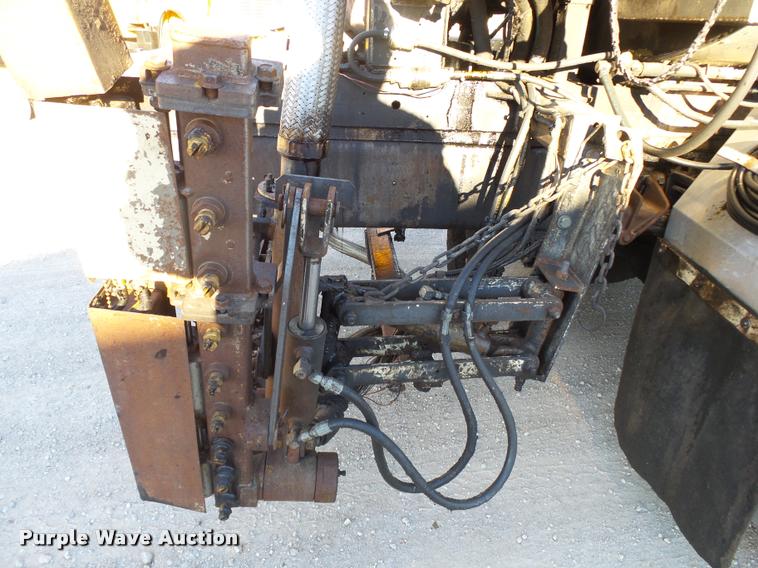 image for item DA2503 1996 International 4900 oil distributor truck