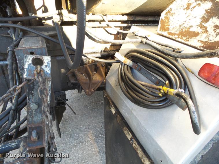 image for item DA2503 1996 International 4900 oil distributor truck