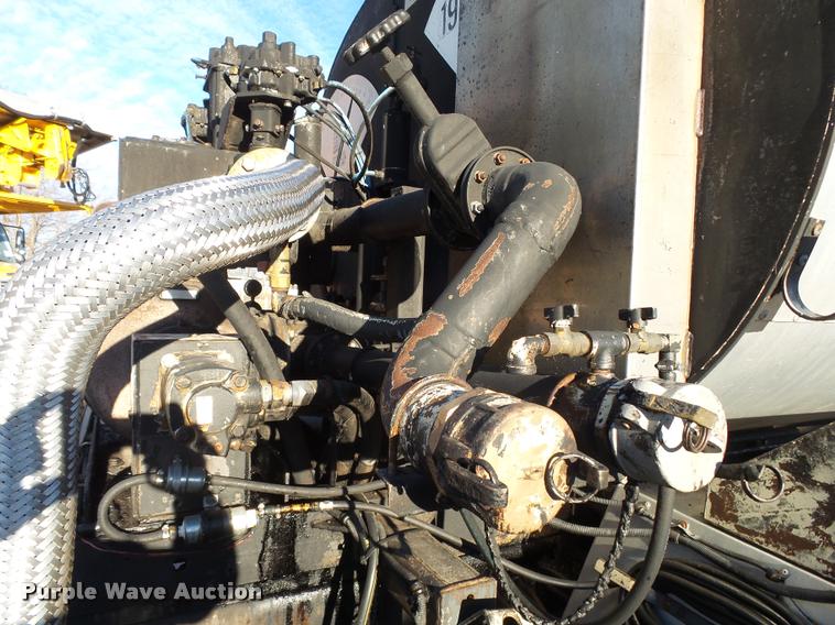 image for item DA2503 1996 International 4900 oil distributor truck