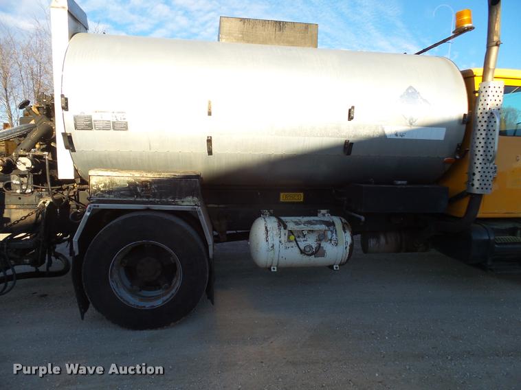 image for item DA2503 1996 International 4900 oil distributor truck