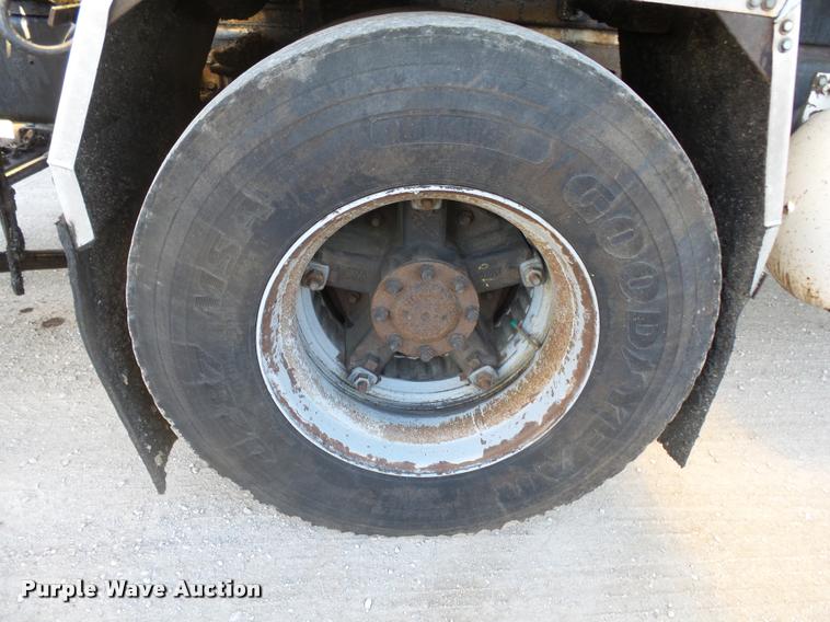 image for item DA2503 1996 International 4900 oil distributor truck