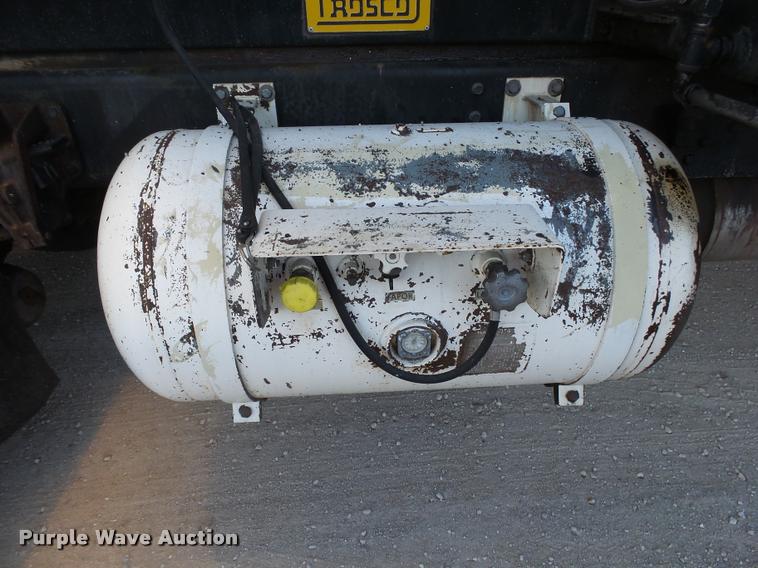 image for item DA2503 1996 International 4900 oil distributor truck