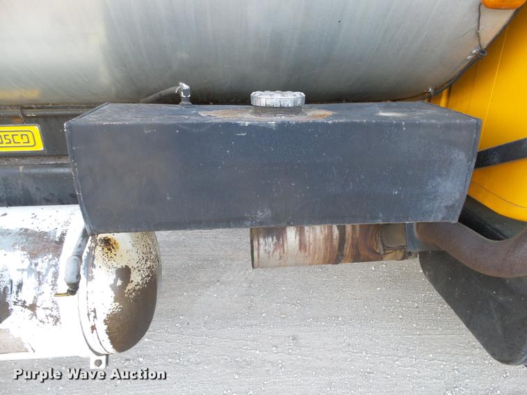 image for item DA2503 1996 International 4900 oil distributor truck