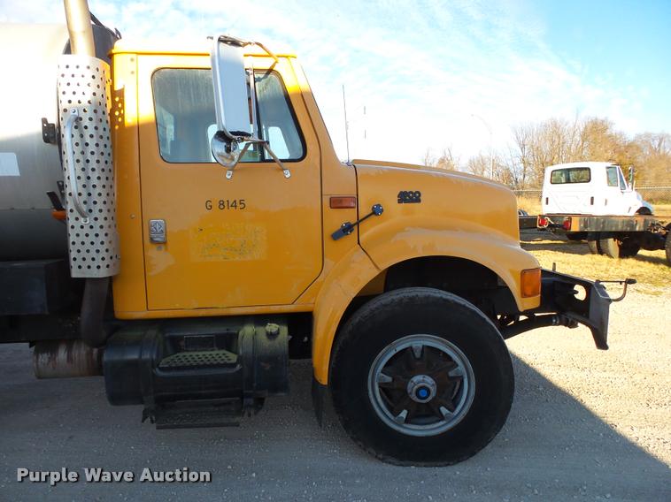 image for item DA2503 1996 International 4900 oil distributor truck