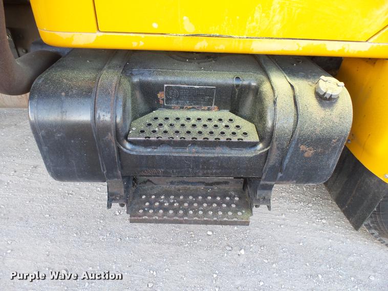 image for item DA2503 1996 International 4900 oil distributor truck