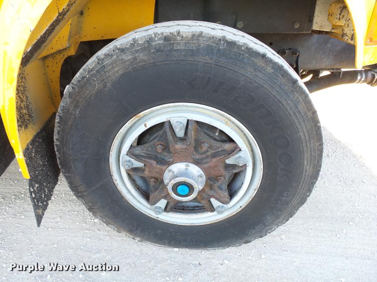 image for item DA2503 1996 International 4900 oil distributor truck