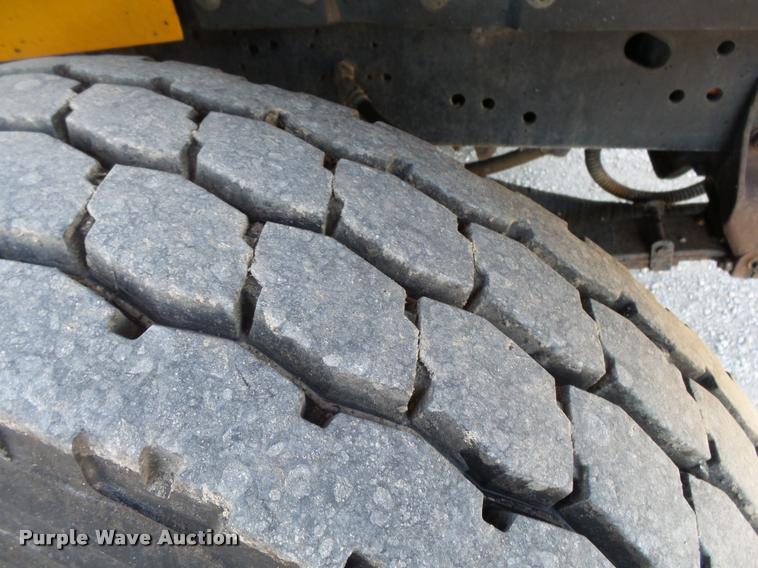 image for item DA2503 1996 International 4900 oil distributor truck