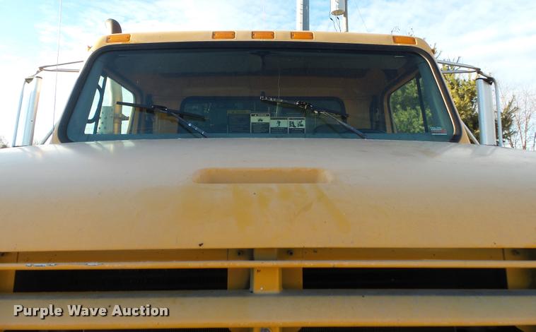 image for item DA2503 1996 International 4900 oil distributor truck