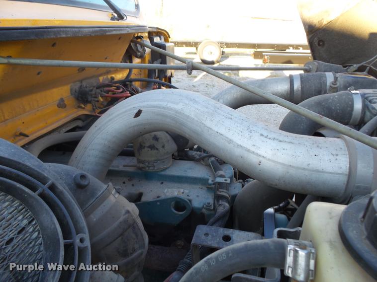 image for item DA2503 1996 International 4900 oil distributor truck