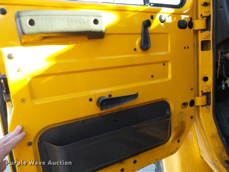 image for item DA2503 1996 International 4900 oil distributor truck