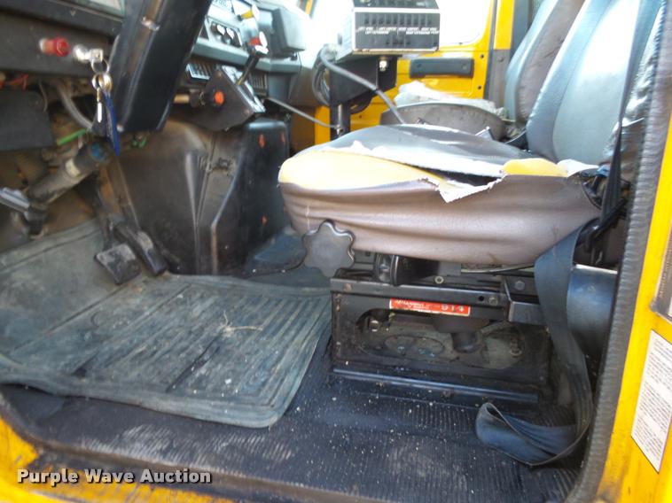 image for item DA2503 1996 International 4900 oil distributor truck