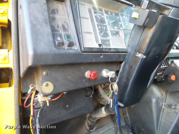 image for item DA2503 1996 International 4900 oil distributor truck