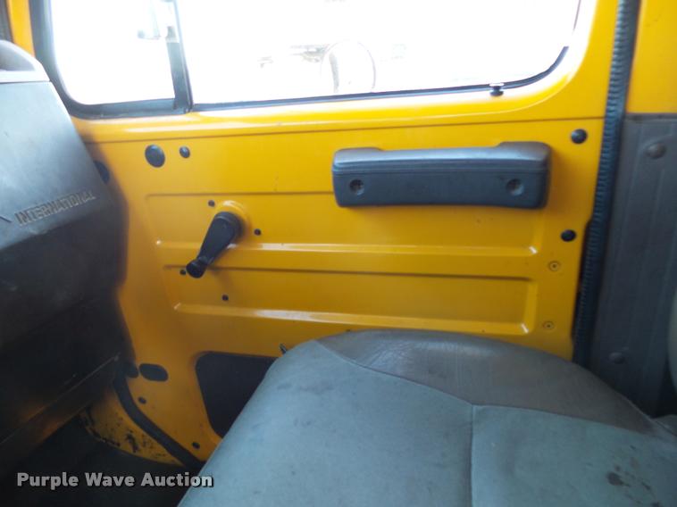 image for item DA2503 1996 International 4900 oil distributor truck