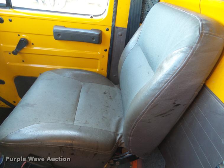 image for item DA2503 1996 International 4900 oil distributor truck