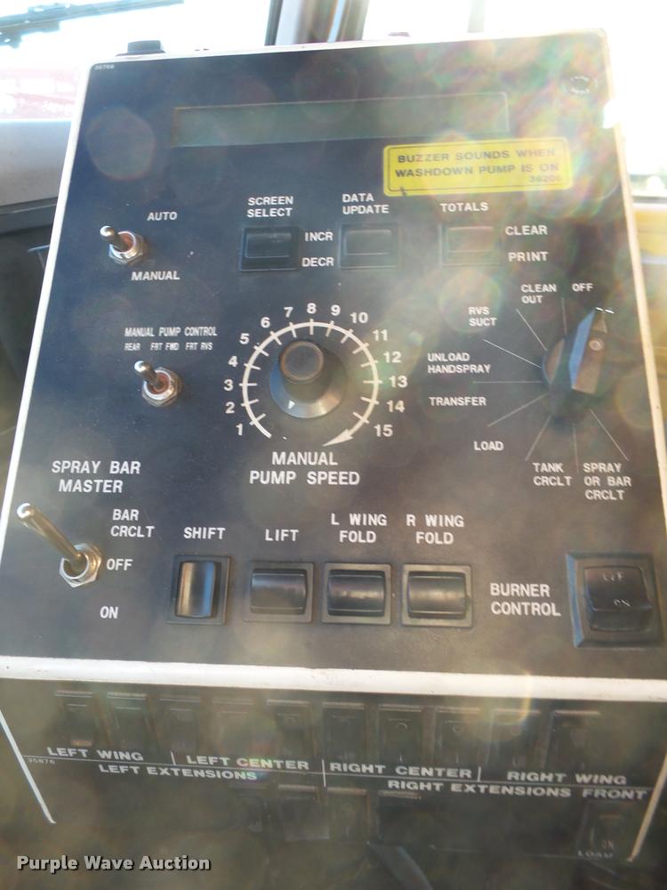 image for item DA2503 1996 International 4900 oil distributor truck