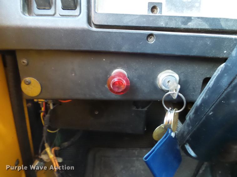 image for item DA2503 1996 International 4900 oil distributor truck