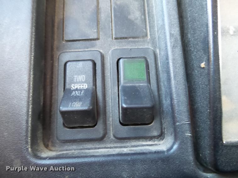 image for item DA2503 1996 International 4900 oil distributor truck