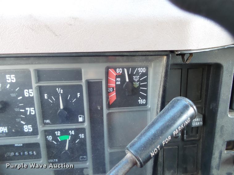 image for item DA2503 1996 International 4900 oil distributor truck