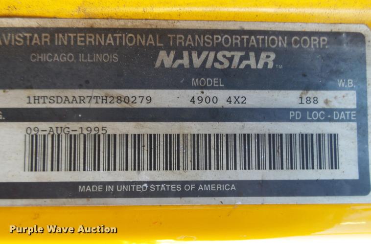 image for item DA2503 1996 International 4900 oil distributor truck