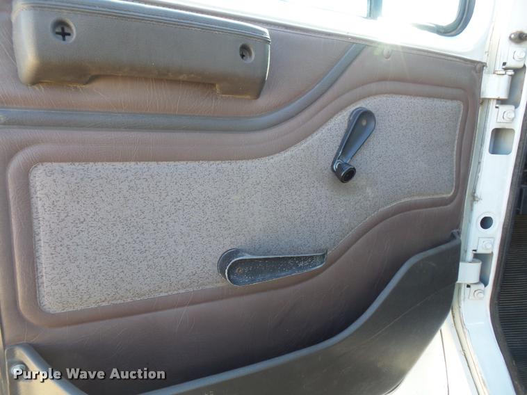 image for item DA3768 2000 International 4700 service truck