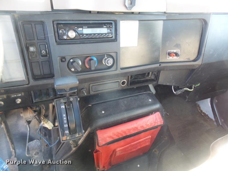 image for item DA3768 2000 International 4700 service truck