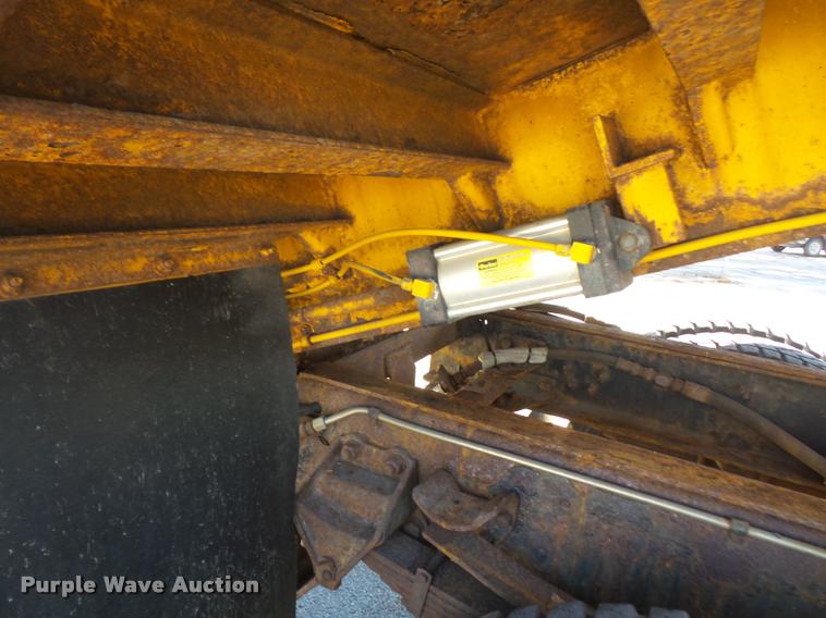 image for item DA3881 2004 Sterling L7500 dump truck