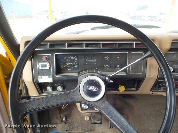 image for item DA5153 1985 Ford F700 bucket truck