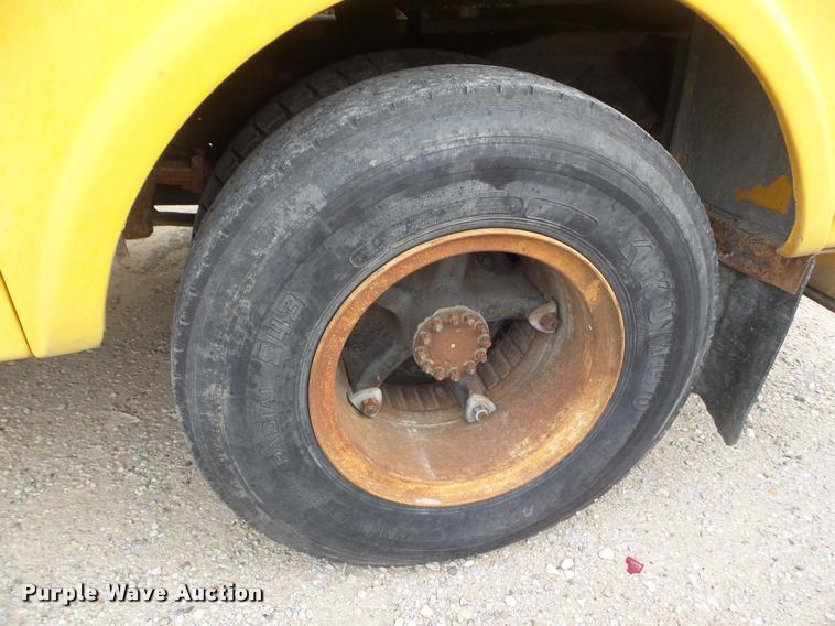 image for item DA5153 1985 Ford F700 bucket truck