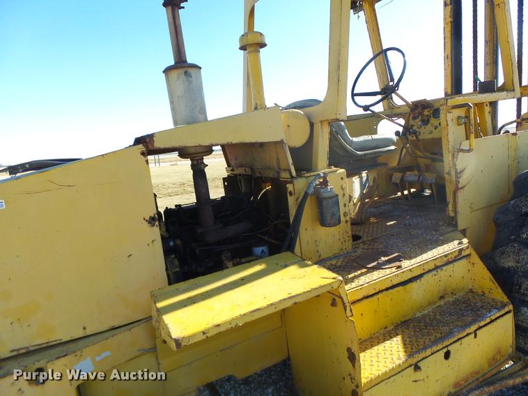 image for item DA9294 Allis Chalmers 700-D rough terrain forklift