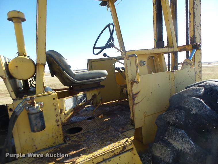 image for item DA9294 Allis Chalmers 700-D rough terrain forklift