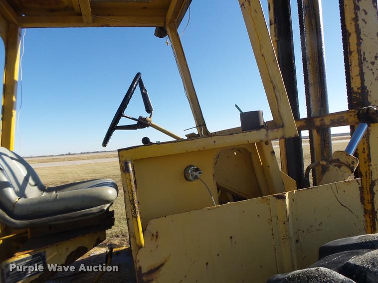 image for item DA9294 Allis Chalmers 700-D rough terrain forklift