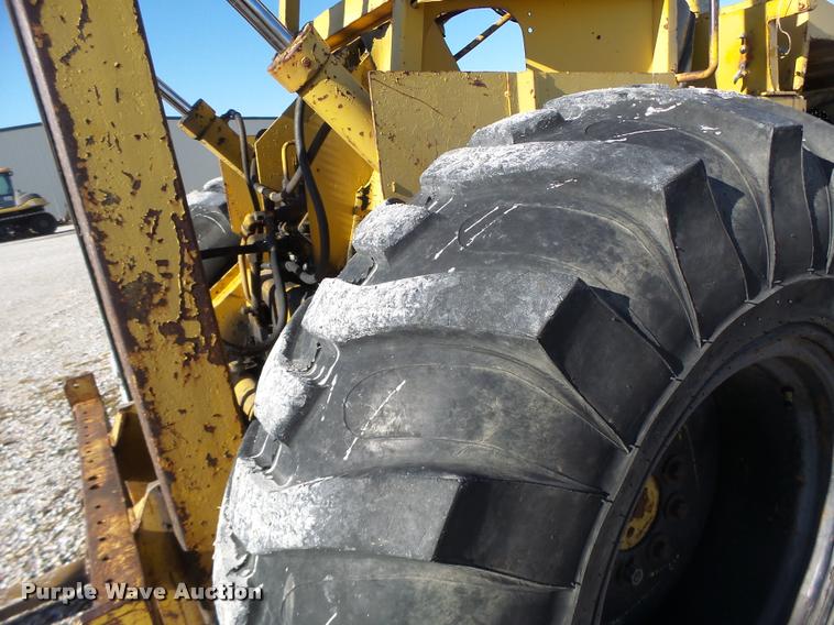 image for item DA9294 Allis Chalmers 700-D rough terrain forklift