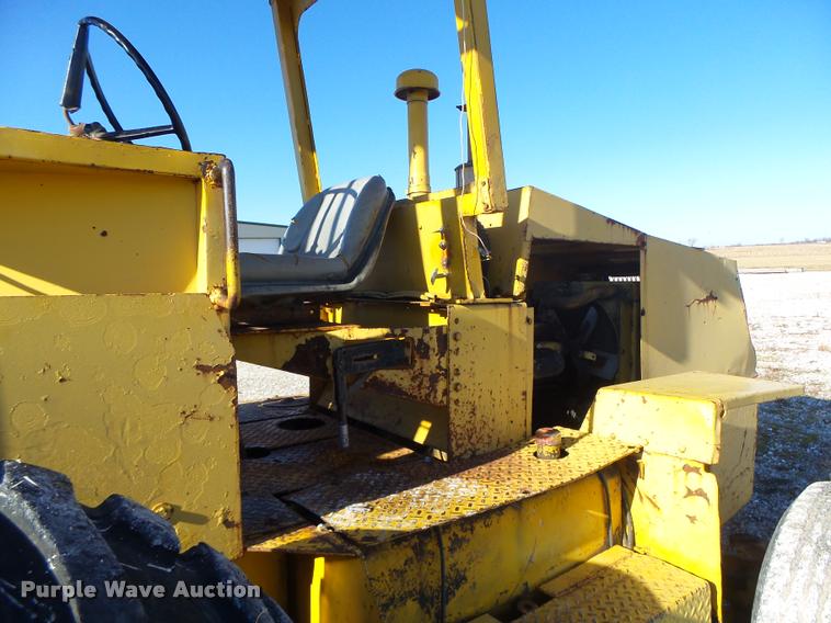 image for item DA9294 Allis Chalmers 700-D rough terrain forklift