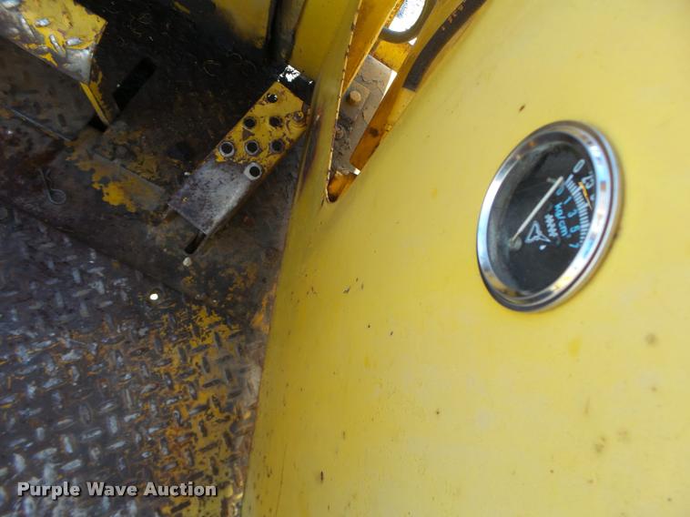 image for item DA9294 Allis Chalmers 700-D rough terrain forklift