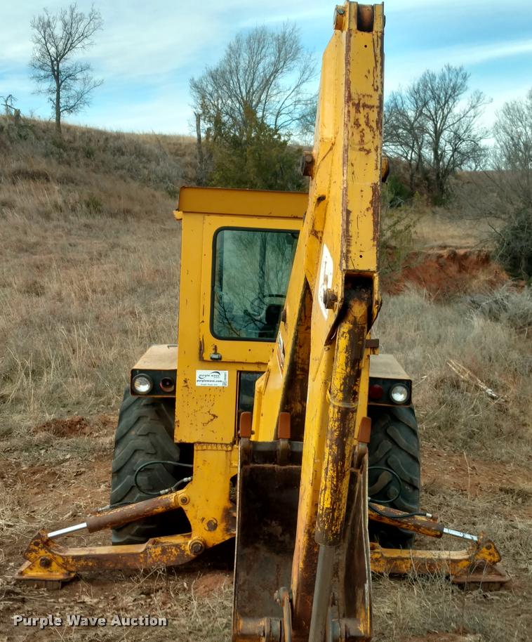 image for item DB0807 1983 John Deere 410 backhoe