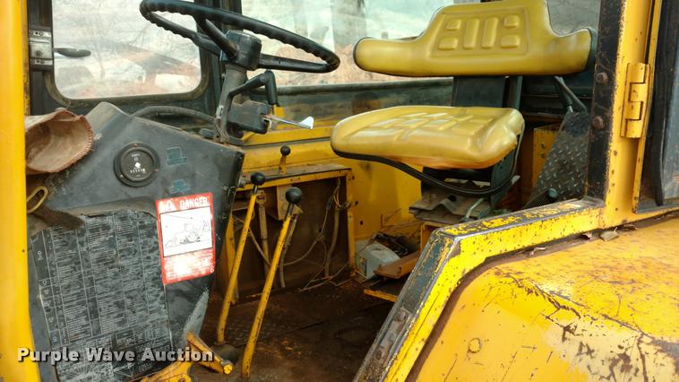 image for item DB0807 1983 John Deere 410 backhoe