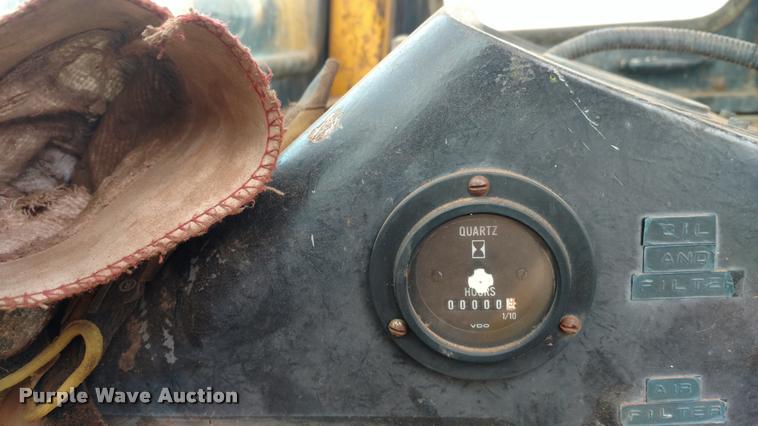 image for item DB0807 1983 John Deere 410 backhoe