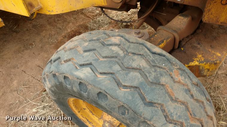 image for item DB0807 1983 John Deere 410 backhoe