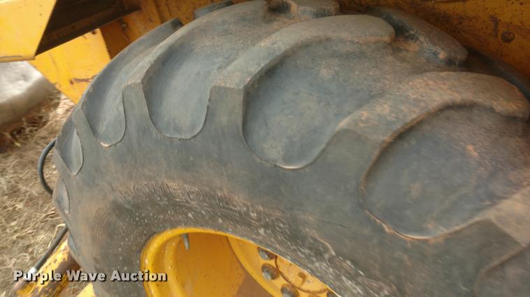 image for item DB0807 1983 John Deere 410 backhoe