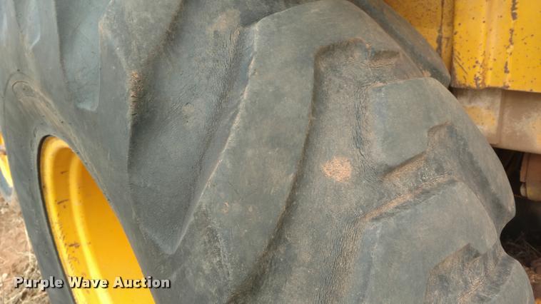 image for item DB0807 1983 John Deere 410 backhoe