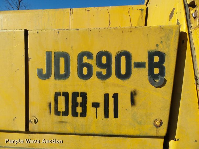 image for item K3411 1977 John Deere 690B excavator
