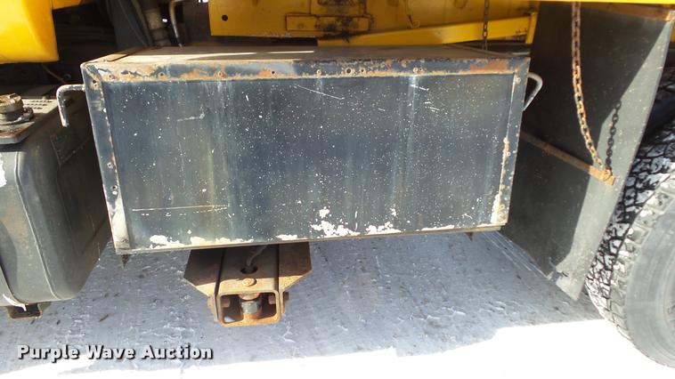 image for item K8006 2000 GMC C7500 dump truck