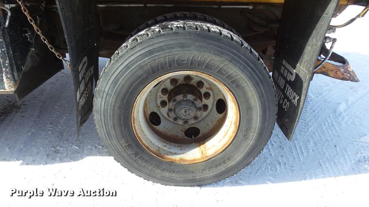 image for item K8006 2000 GMC C7500 dump truck