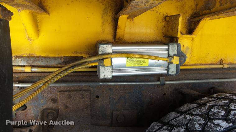 image for item K8006 2000 GMC C7500 dump truck