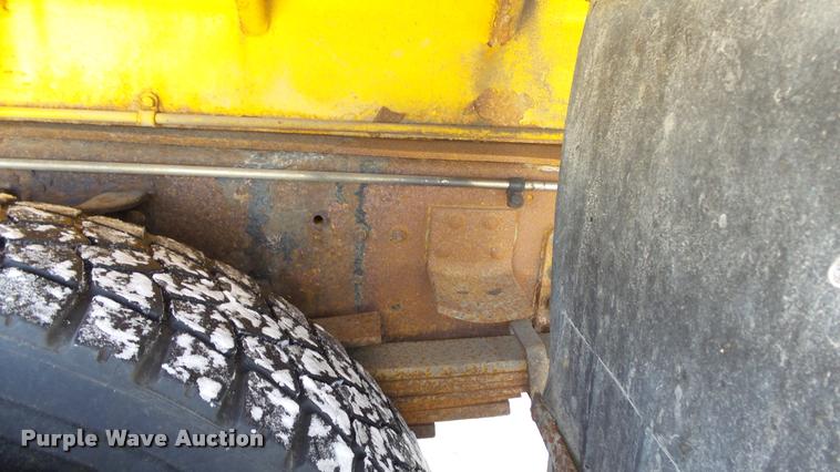 image for item K8006 2000 GMC C7500 dump truck