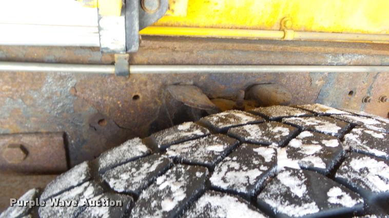 image for item K8006 2000 GMC C7500 dump truck