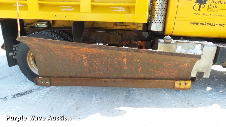 image for item K8006 2000 GMC C7500 dump truck