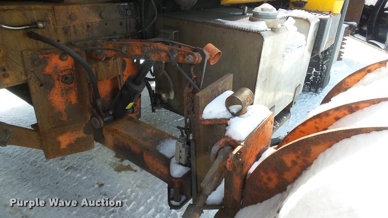 image for item K8006 2000 GMC C7500 dump truck