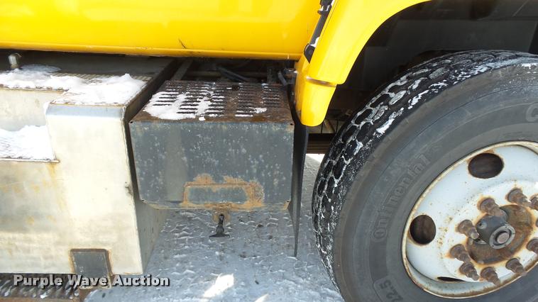 image for item K8006 2000 GMC C7500 dump truck