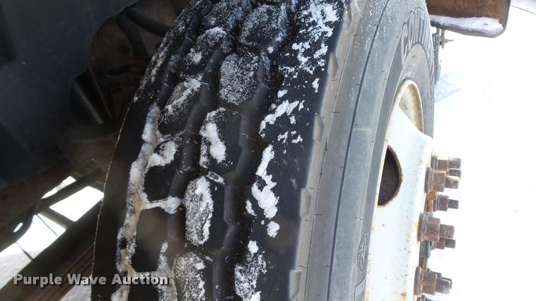 image for item K8006 2000 GMC C7500 dump truck